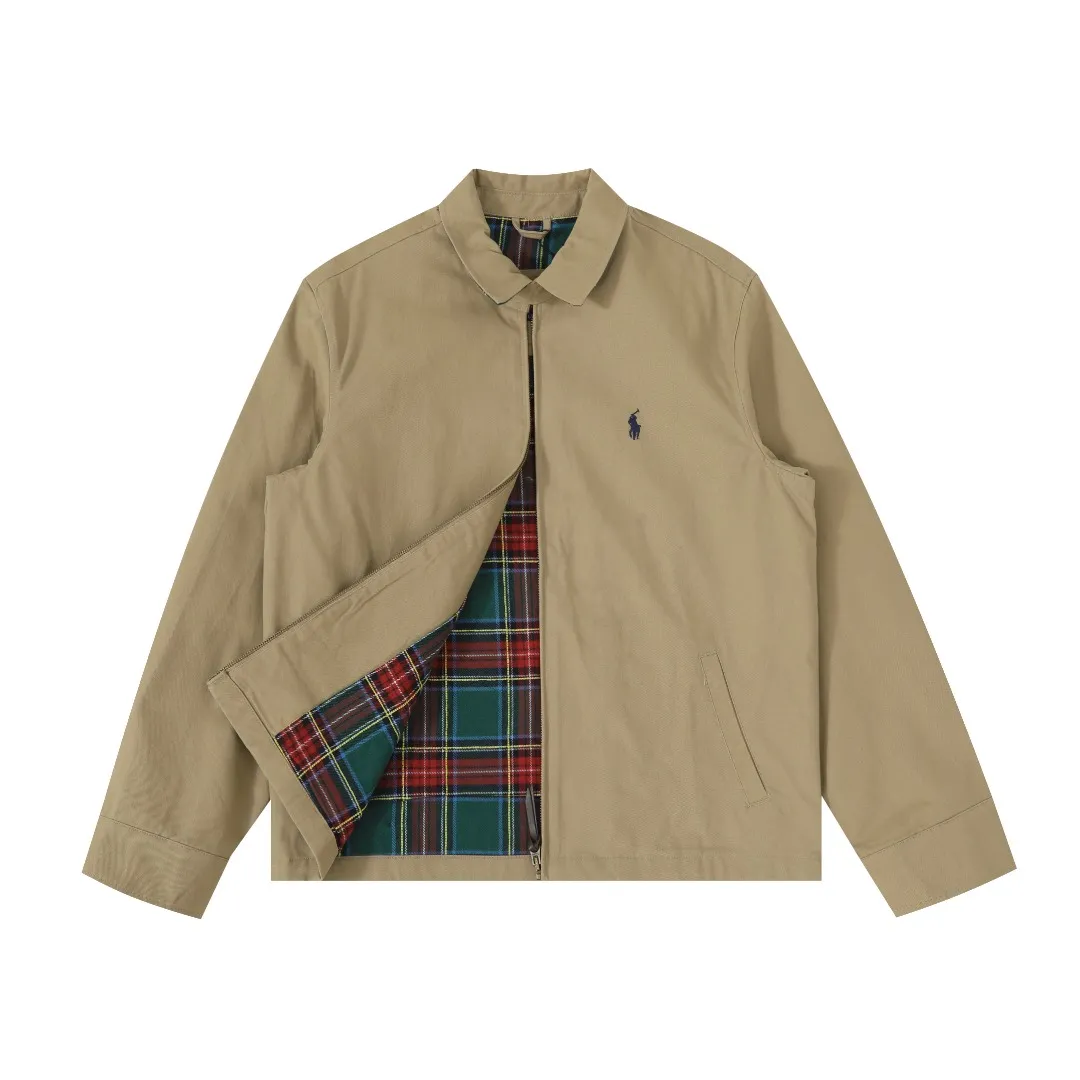 P360 Model No.: R06 Ralph Lauren/Ralph Lauren American vintage classic lapel veteran retro jacket autumn and winter thickened coat with wool lining Color: Khaki Navy Black SIZE #SMLXL Classic design Timeless classic Thick cotton fabric Presents a sense of vintage Colored plaid embellishment on collar and cuffs Looks good on both men and women Wear as comfortable as you like Mainly relaxed retro YYDS One piece for both men and women An indispensable piece for autumn and winter, the most popular jacket at the moment. The 100% cotton twill is thick and thick, and the pure cotton colorful plaid lining is distinguished by digital printing in the market. Exquisite embroidery. The Harrington jacket has a loose fit, is short and fat, and is super versatile. It is a clean fit and is suitable for both men and women. Reference # Size: S/M/L/XL Length: 68 70 72 74 Sleeve length: 63 64 65 66 Shoulder width: 51 52 53 54 Bust: 126 130 134 138